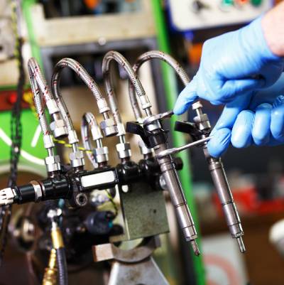 Injecteur qui claque : comment le nettoyer et puis-je rouler ?