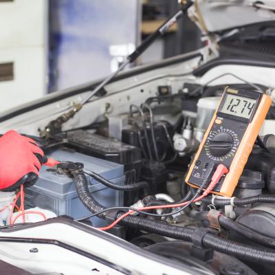 Quelle est la bonne tension d'une batterie de voiture ?