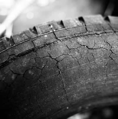 Pneu craquelé : quelles sont les solutions ?