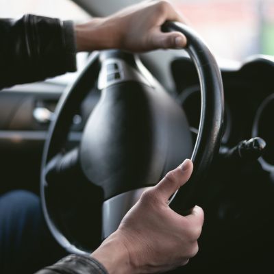 Volant qui tremble au freinage : pourquoi et que faire ?